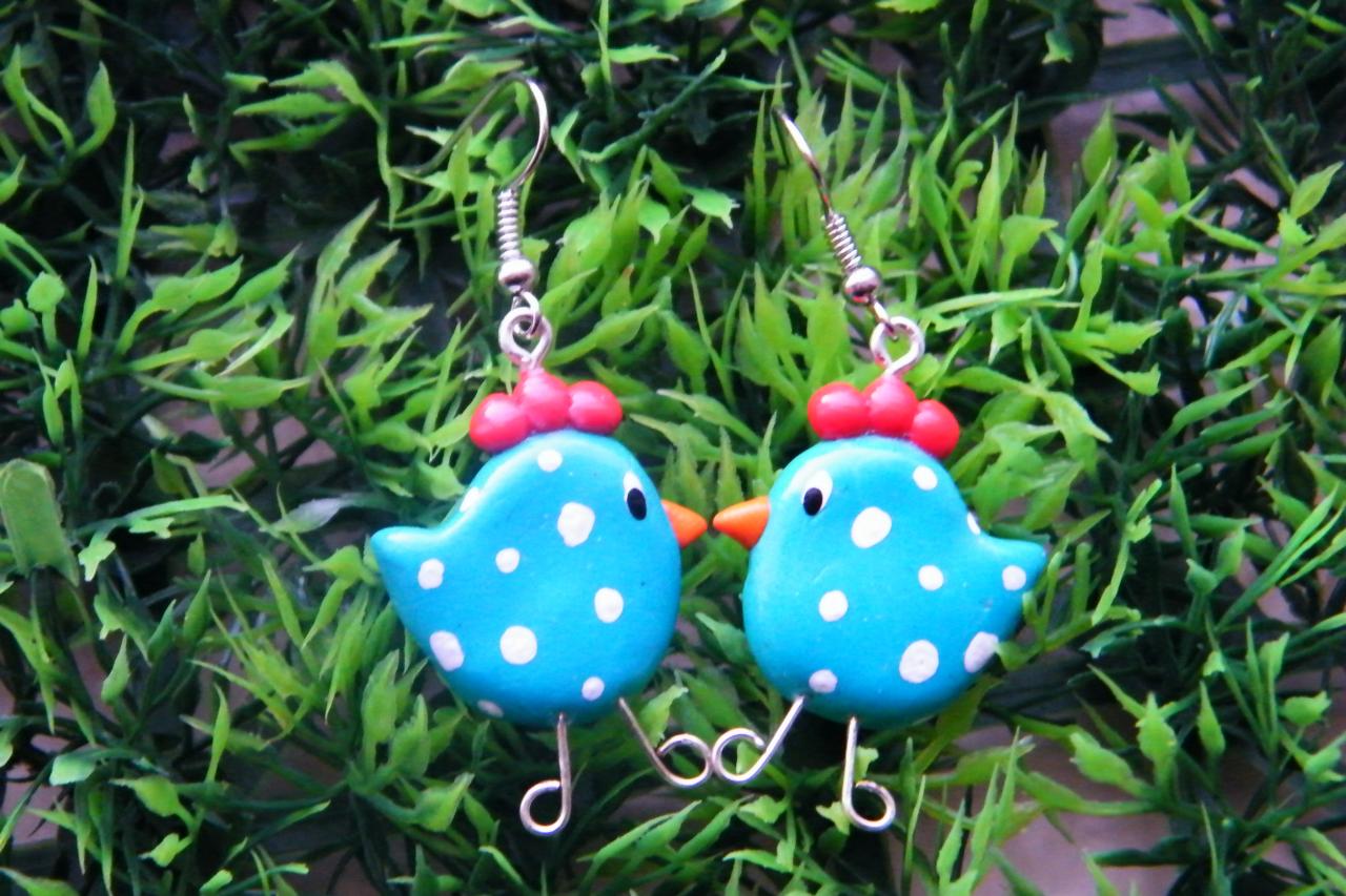 la petite poulette bleue à pois blancs