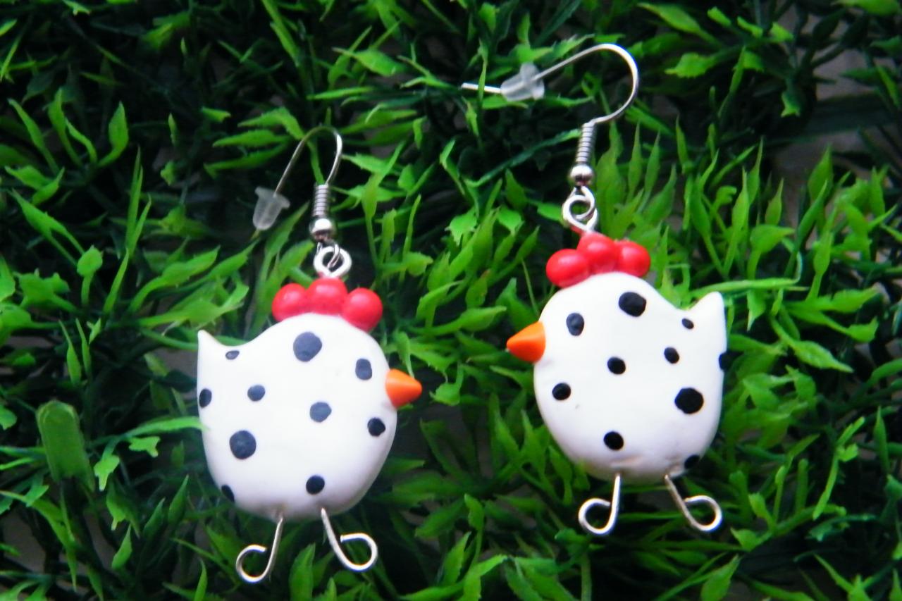 la petite poulette blanche à pois noirs