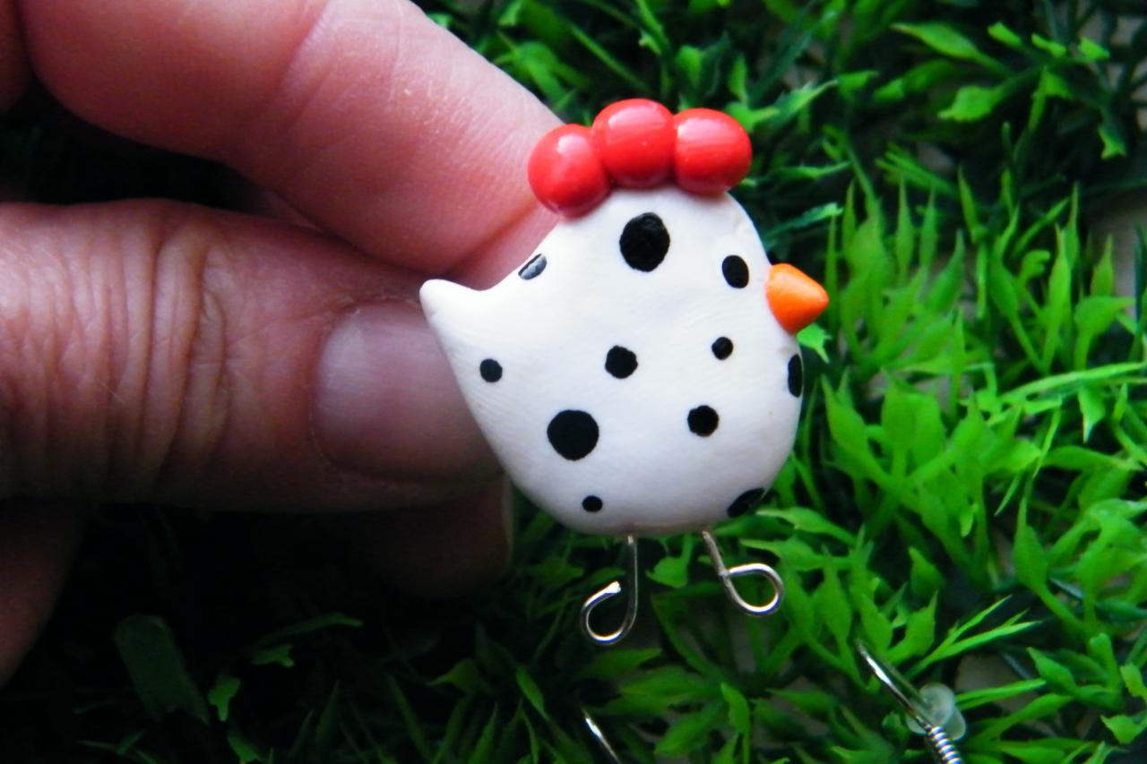 la petite poulette blanche à pois noirs