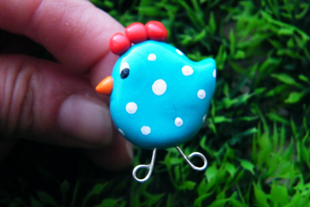 la petite poulette bleue à pois blancs