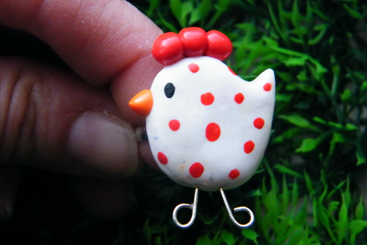 la petite poulette blanche à pois rouges