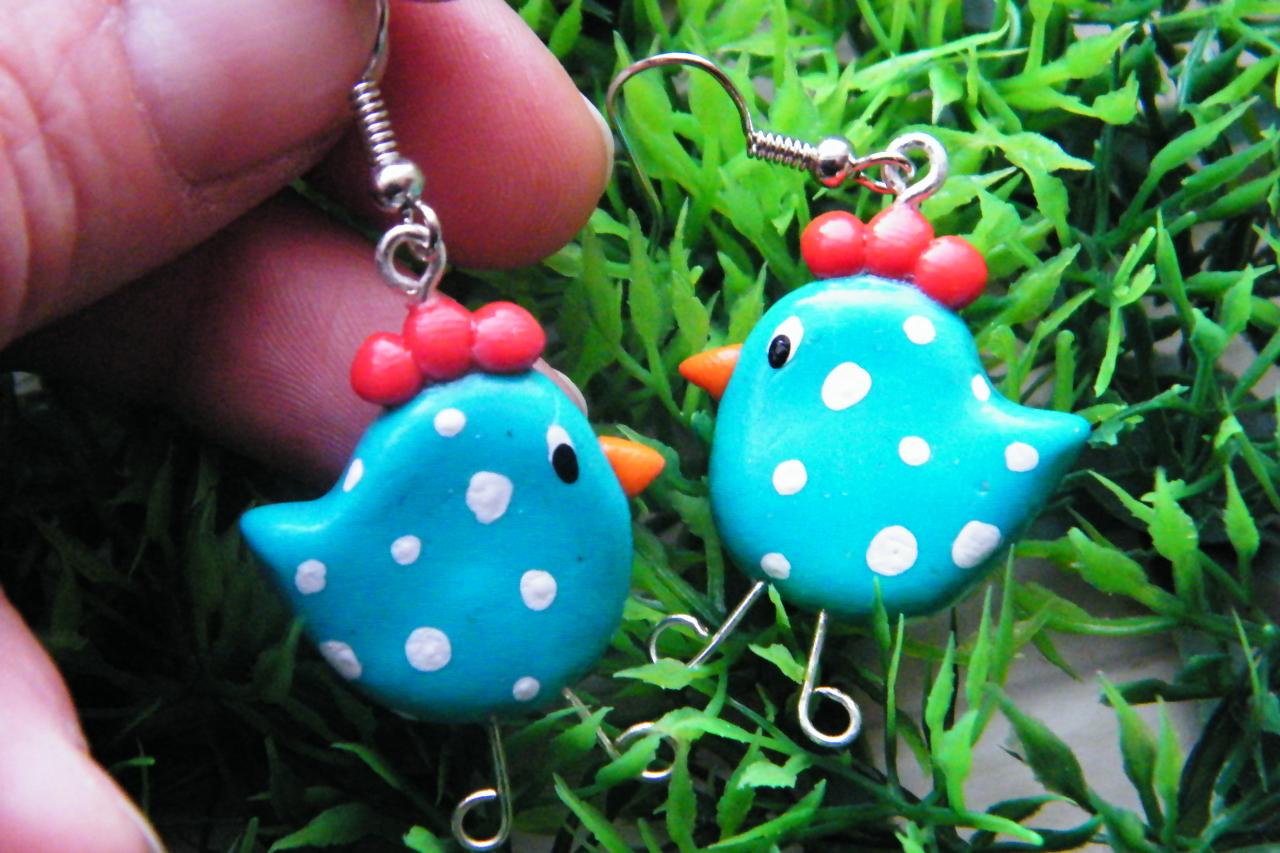 la petite poulette bleue à pois blancs