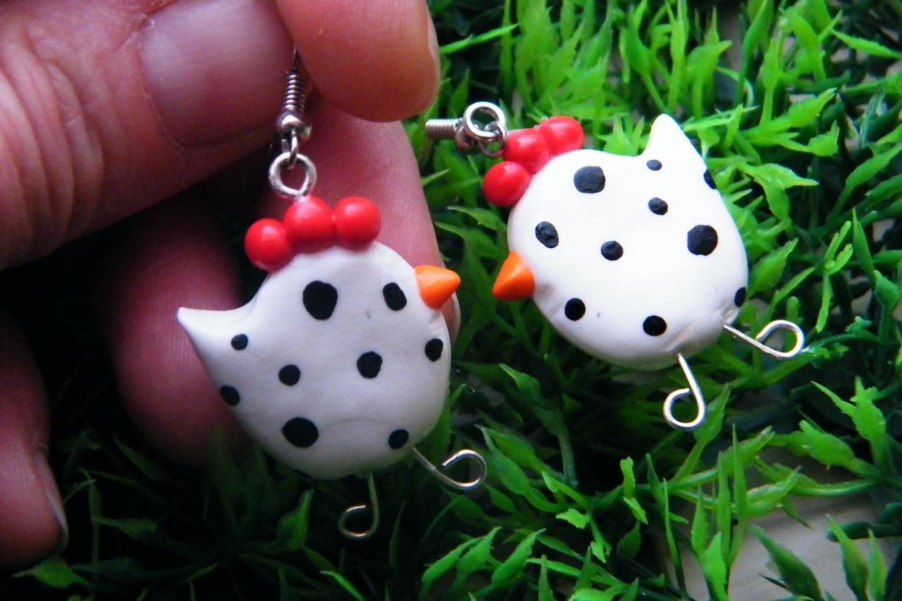 la petite poulette blanche à pois noirs