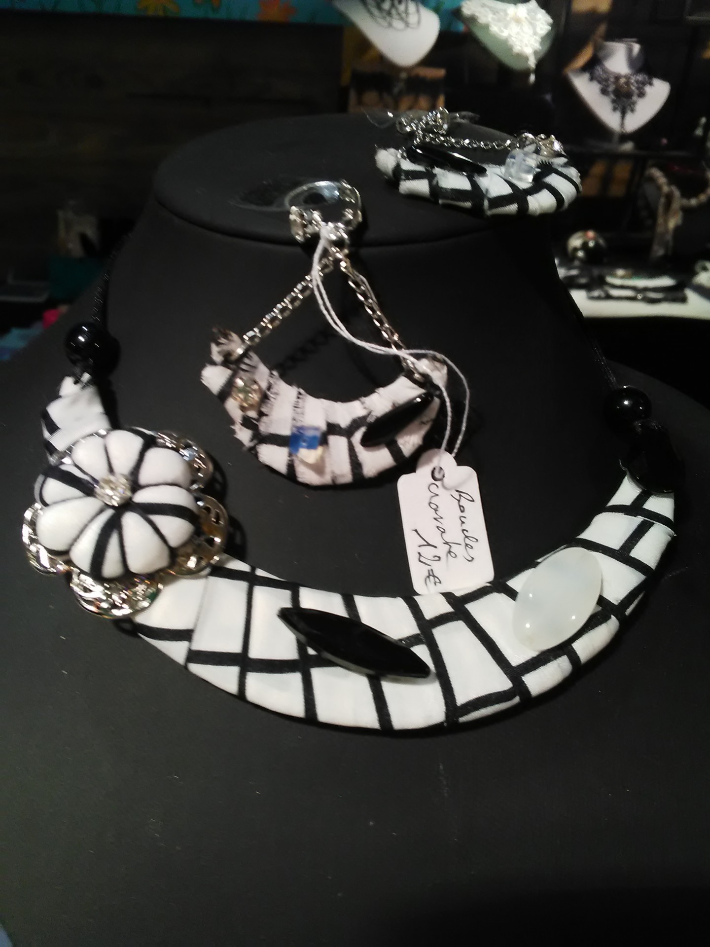 ensemble cravate collier et boucles
